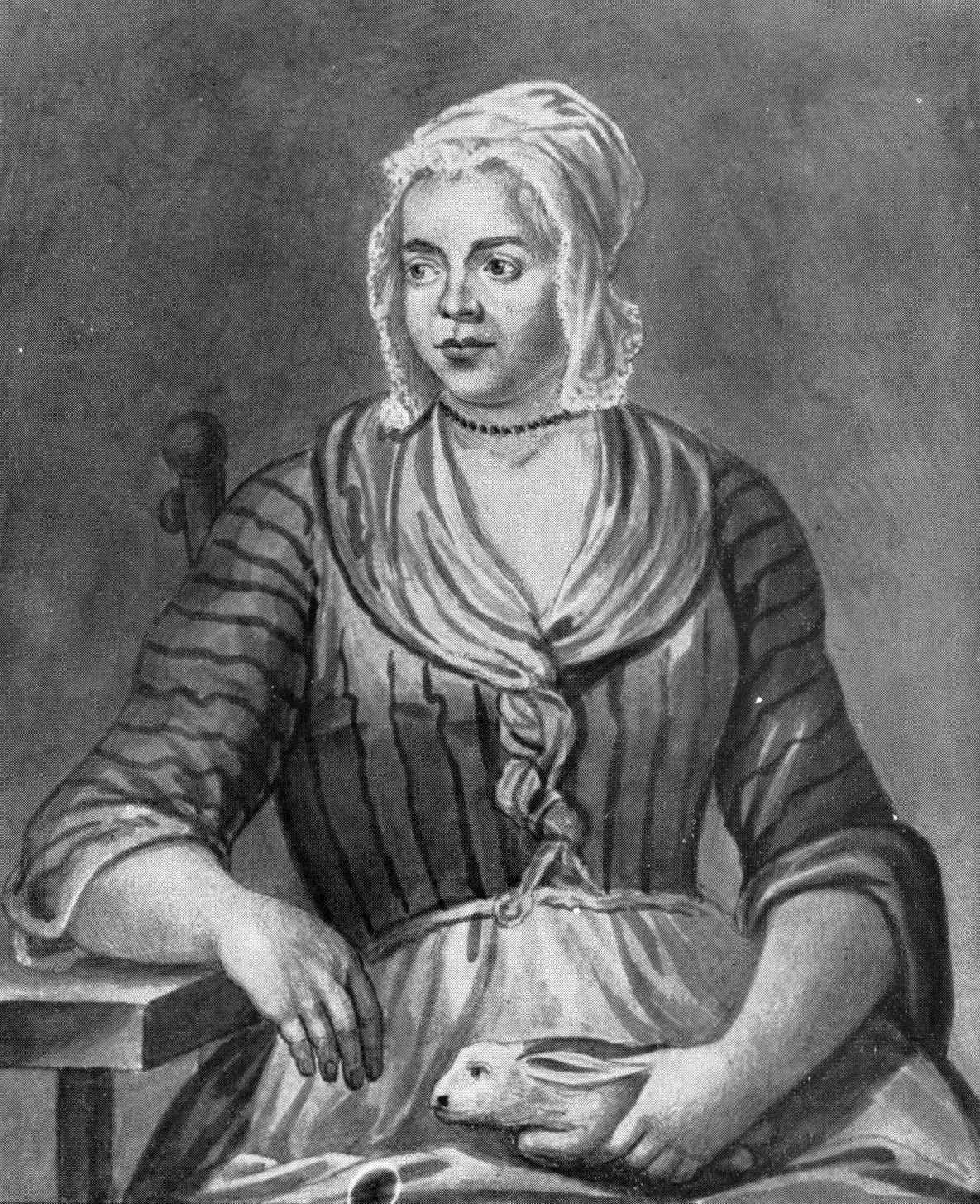Grabado antiguo de una mujer joven con cofia y vestido de rayas, sentada junto a una mesa y con un conejo pequeño en el regazo