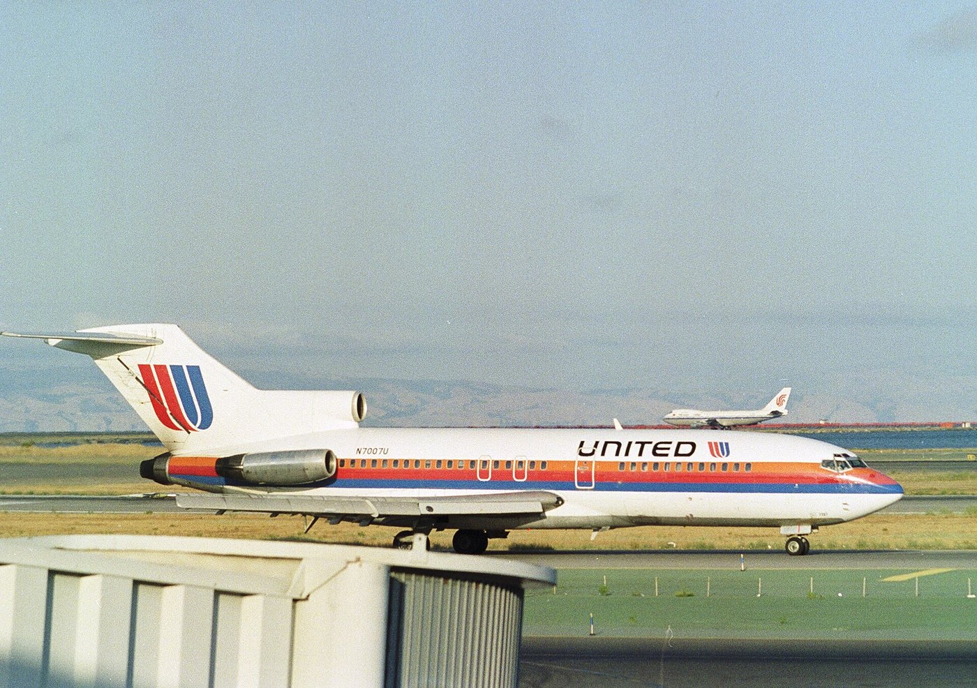 Avión de pasajeros Boeing 727 con los colores de United Airlines, aparcado en la pista de un aeropuerto