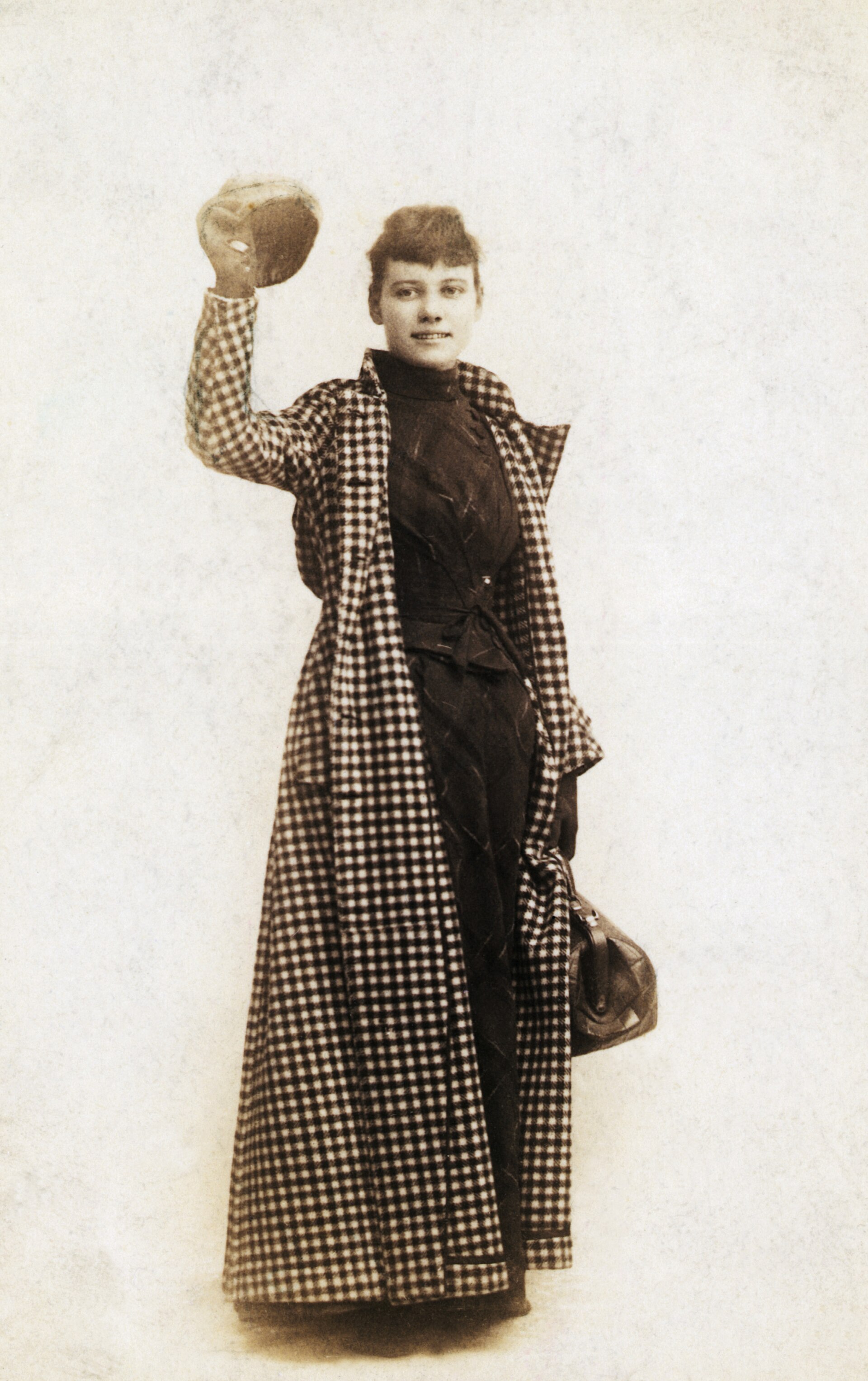Retrato antiguo de una mujer joven con el pelo recogido y un vestido oscuro de cuello alto