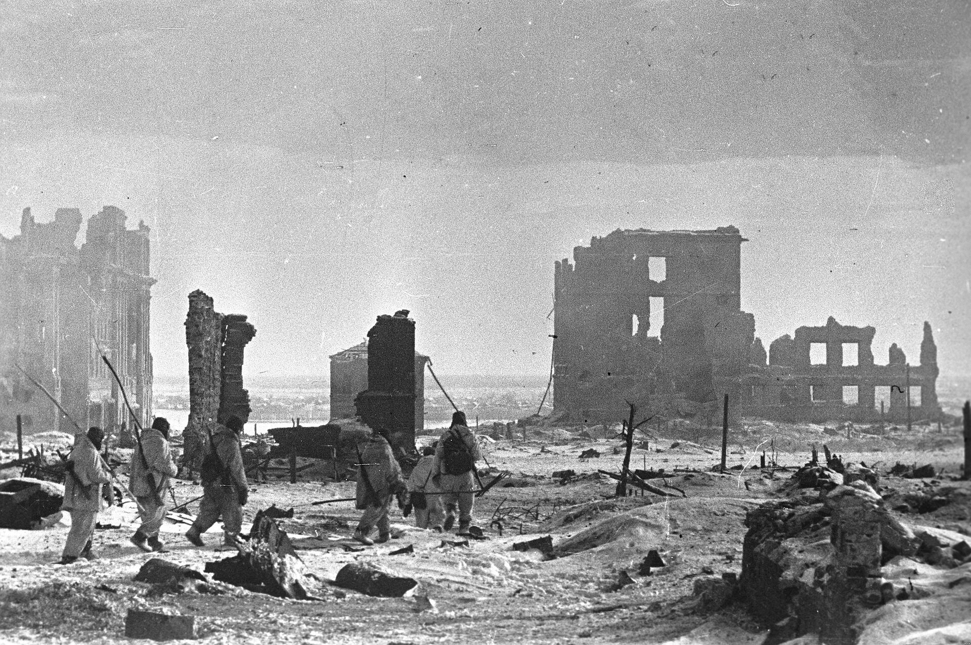 Fotografía en blanco y negro del centro de Stalingrado en ruinas en febrero de 1943, con edificios destruidos y calles cubiertas de escombros