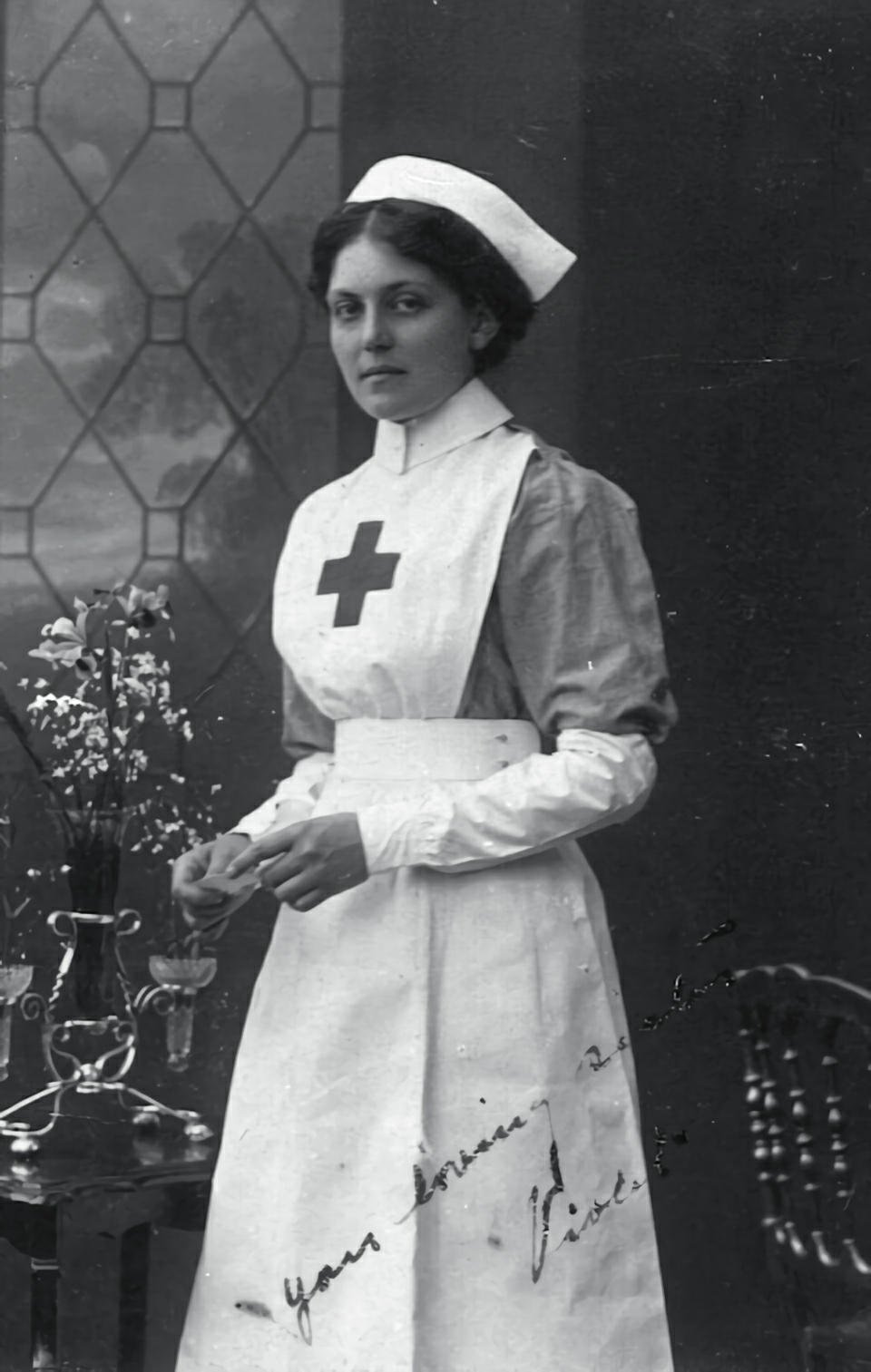 Retrato antiguo de Violet Jessop con el uniforme blanco de enfermera voluntaria de la Primera Guerra Mundial